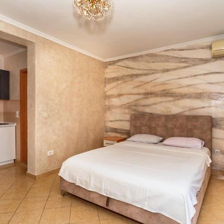 Ani Apartmani Добра вода Екстериор снимка