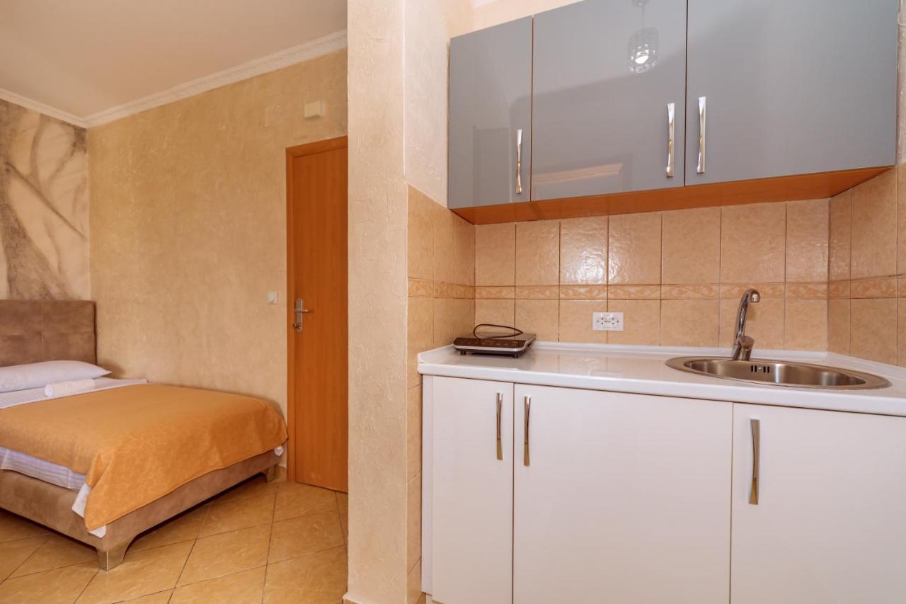 Ani Apartmani Добра вода Екстериор снимка